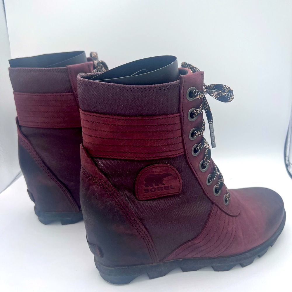 Heeled hiking boots